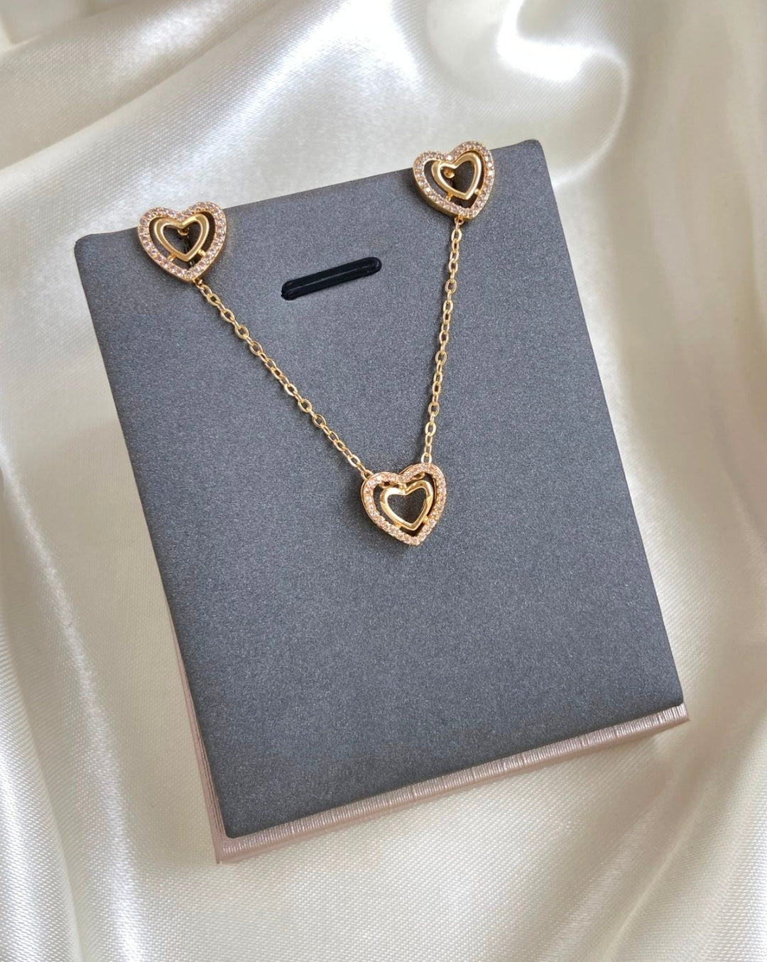 Variedades de juegos de cadenas y aretes con baño de oro por $425 escribe cual quieres y vas a recibir una por $425.  ♥️  Gracias por su compra