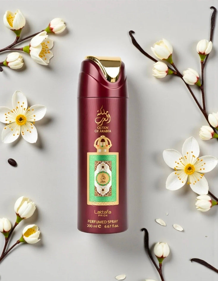 Lattafa Pride Queen of Arabia Perfumed Spray (200 ml), un body spray femenino de la línea de lujo de Lattafa. Destaca por su perfil olfativo exótico, dulce y tropical con una presentación en tonos guinda.
