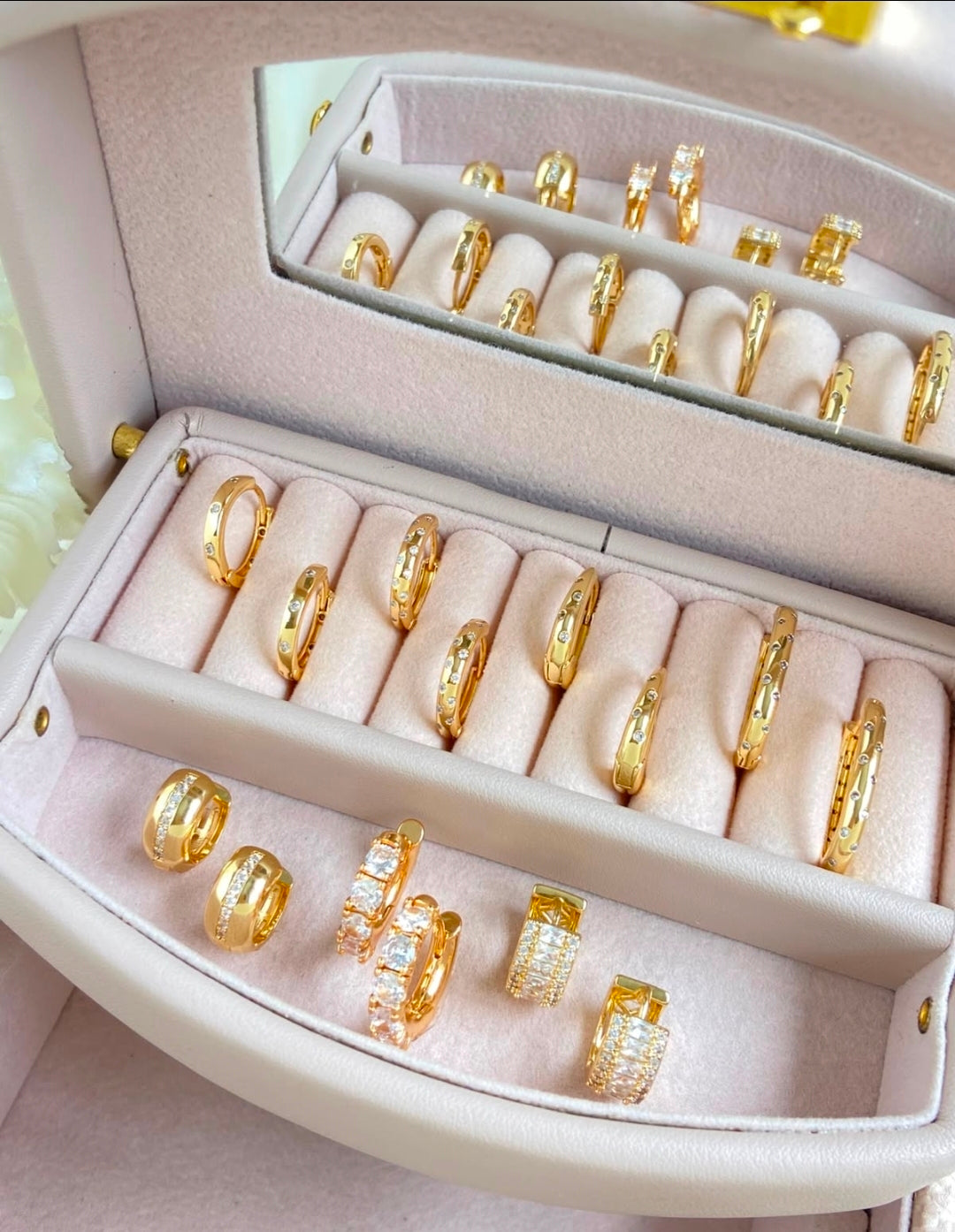 Argollas con baño de oro variadas, una por $280 pesos,  escribir para decir cual va a comprar. Vas a recibir una por $280 pesos.                         Gracias por su compra.