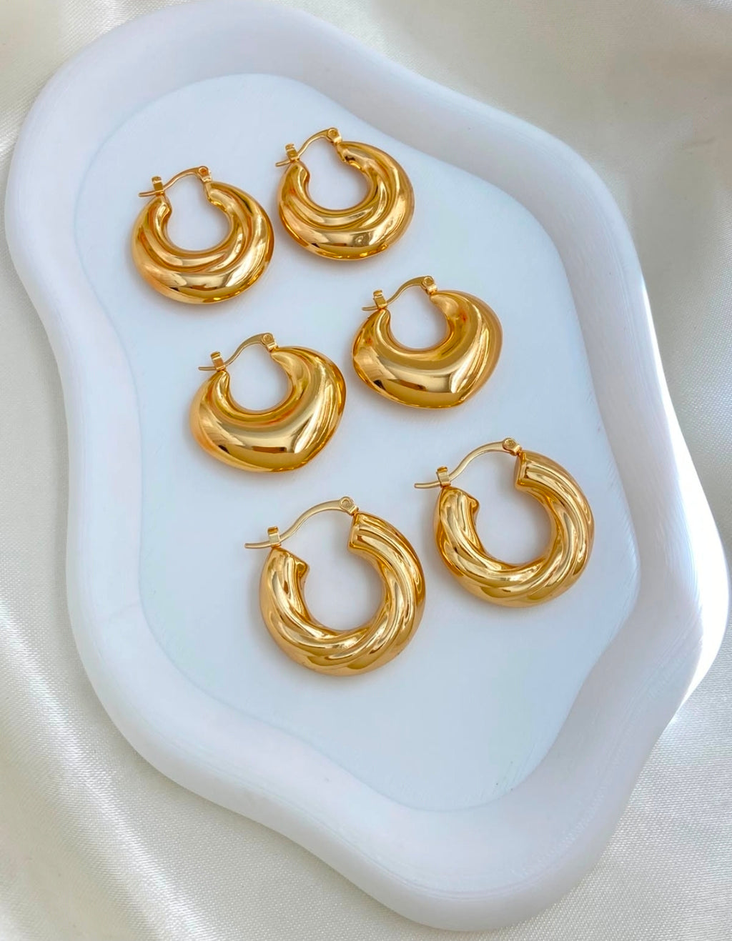 Variedades de argollas con baño de oro por $450 pesos cada una, debe escribir cuando eligas su argolla, vas a recibir una por $450 Gracias por su compra.