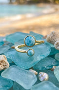 Anillo con baño de oro y larimar.