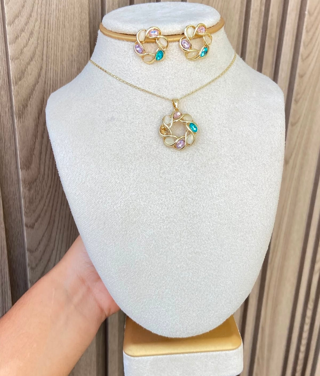 Juegos de cadenas y aretes con baño de oro. $1450 cada una.