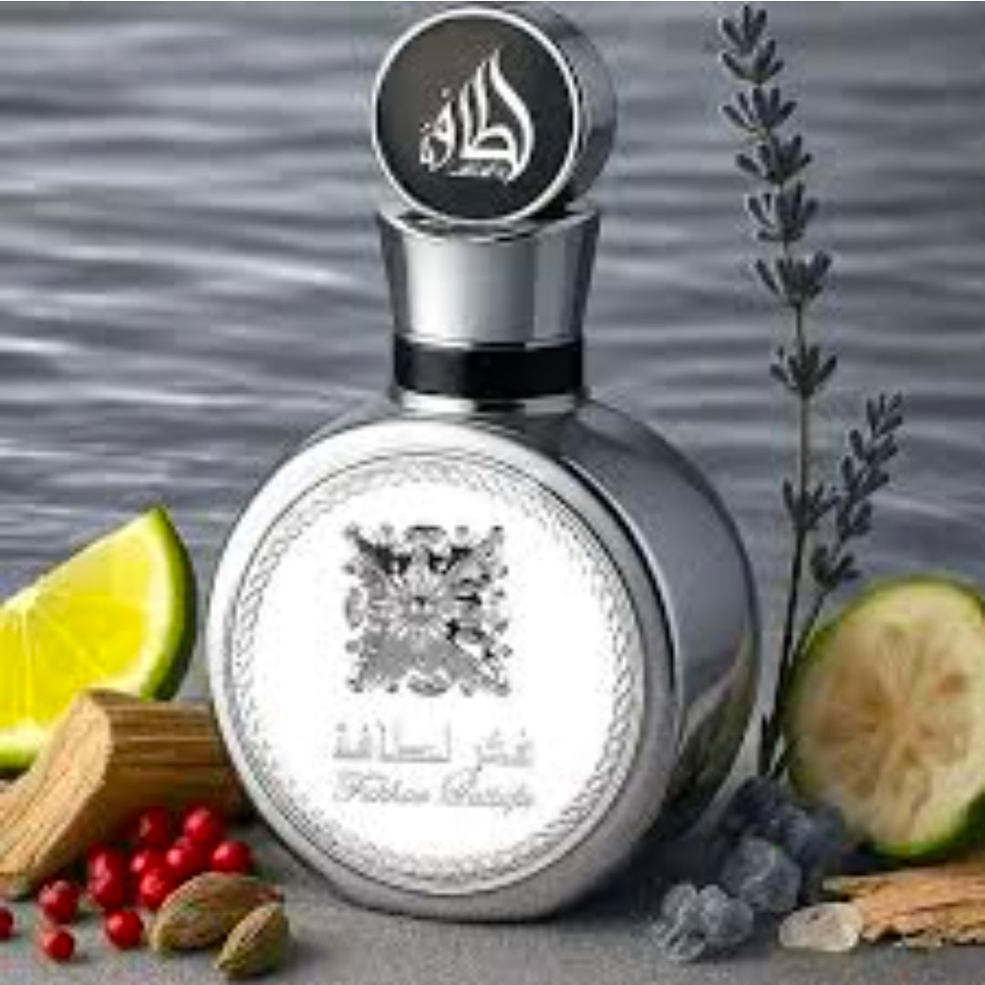 Fakhar Platin de Lattafa Perfumes. Notas de Salida (Primer impacto): Bergamota, pimienta rosa y cardamomo.Notas de Corazón (Cuerpo de la fragancia): Guayaba, lavanda y jengibre.Notas  (Permanencia en piel): Incienso, palo santo y sándalo.100% Original
