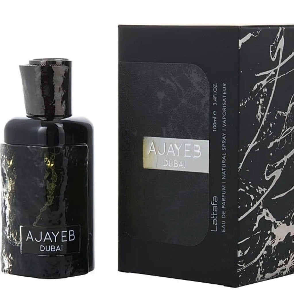 Lattafa Ajayeb Dubai es un perfume unisex muy llamativo por su propuesta dulce, tropical y oscura. Se destaca principalmente por mezclar notas frutales exóticas con un fondo cremoso e intenso de café y maderas.