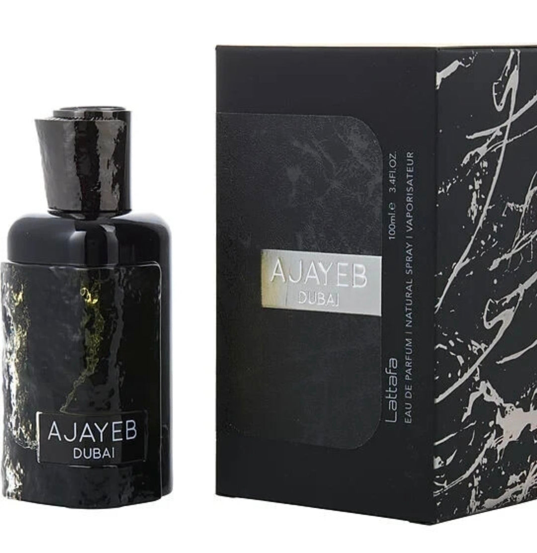 Lattafa Ajayeb Dubai es un perfume unisex muy llamativo por su propuesta dulce, tropical y oscura. Se destaca principalmente por mezclar notas frutales exóticas con un fondo cremoso e intenso de café y maderas.