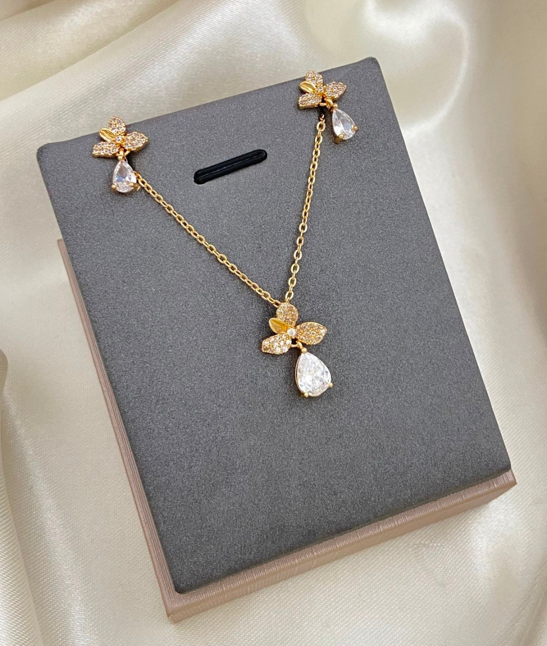 Variedades de juegos de cadenas y aretes con baño de oro por $425 escribe cual quieres y vas a recibir una por $425.  ♥️  Gracias por su compra