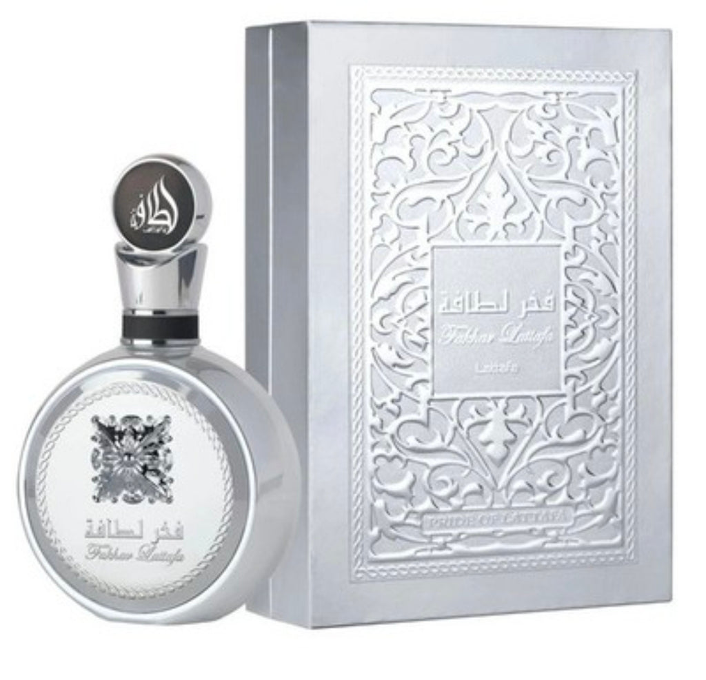 Fakhar Platin de Lattafa Perfumes. Notas de Salida (Primer impacto): Bergamota, pimienta rosa y cardamomo.Notas de Corazón (Cuerpo de la fragancia): Guayaba, lavanda y jengibre.Notas  (Permanencia en piel): Incienso, palo santo y sándalo.100% Original