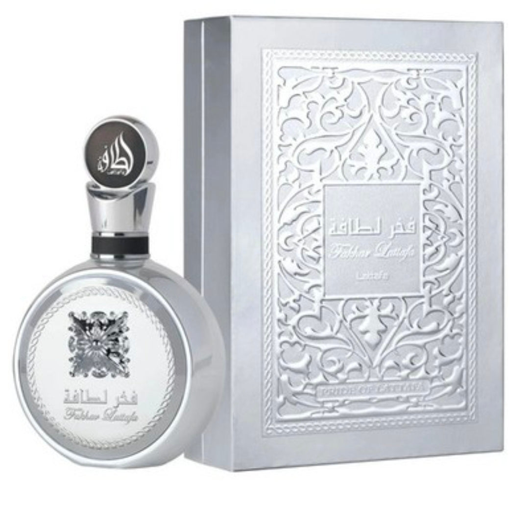 Fakhar Platin de Lattafa Perfumes. Notas de Salida (Primer impacto): Bergamota, pimienta rosa y cardamomo.Notas de Corazón (Cuerpo de la fragancia): Guayaba, lavanda y jengibre.Notas  (Permanencia en piel): Incienso, palo santo y sándalo.100% Original