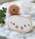 Juego de tres pares de aretes con baño de oro.