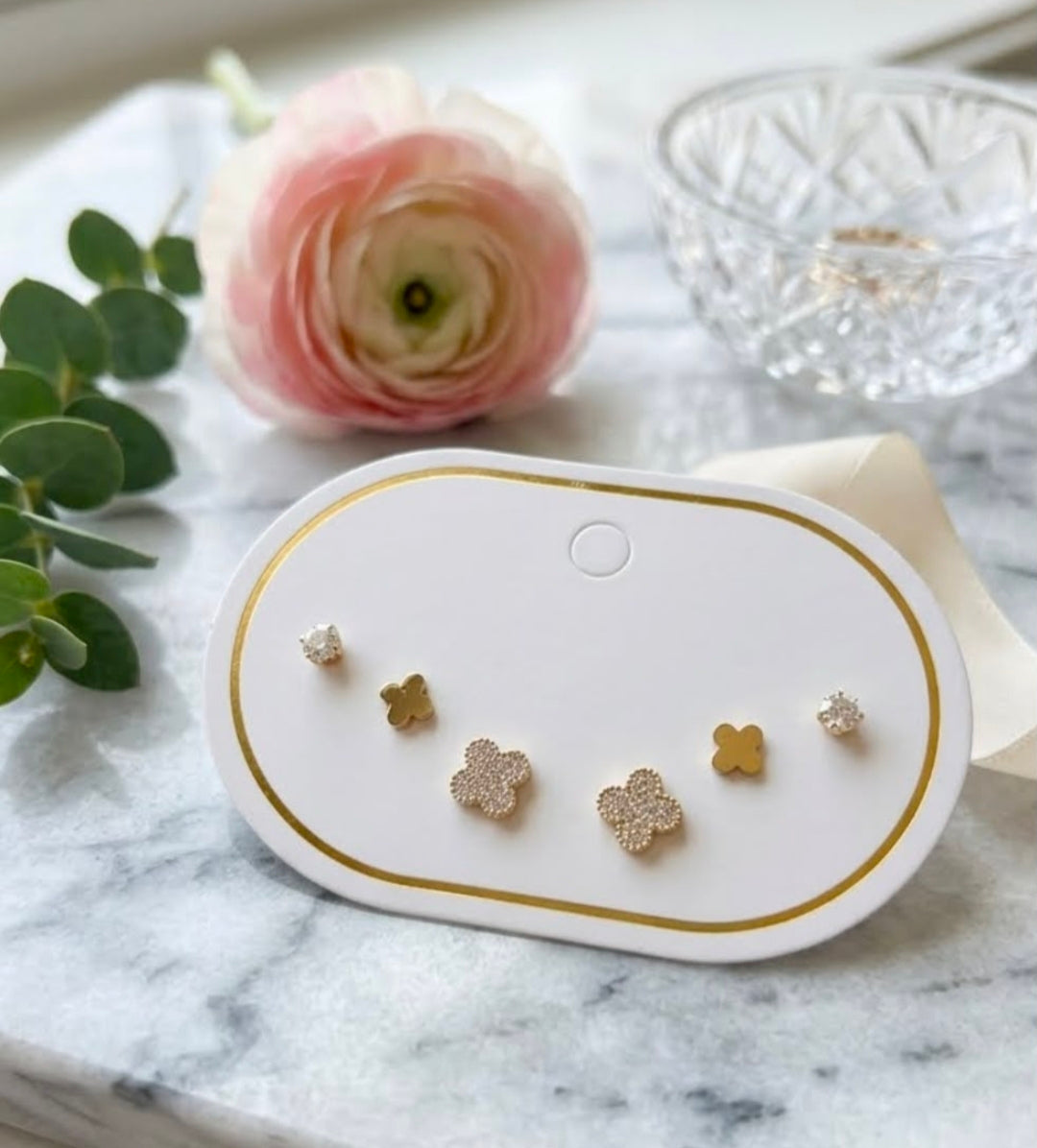 Juego de tres pares de aretes con baño de oro.