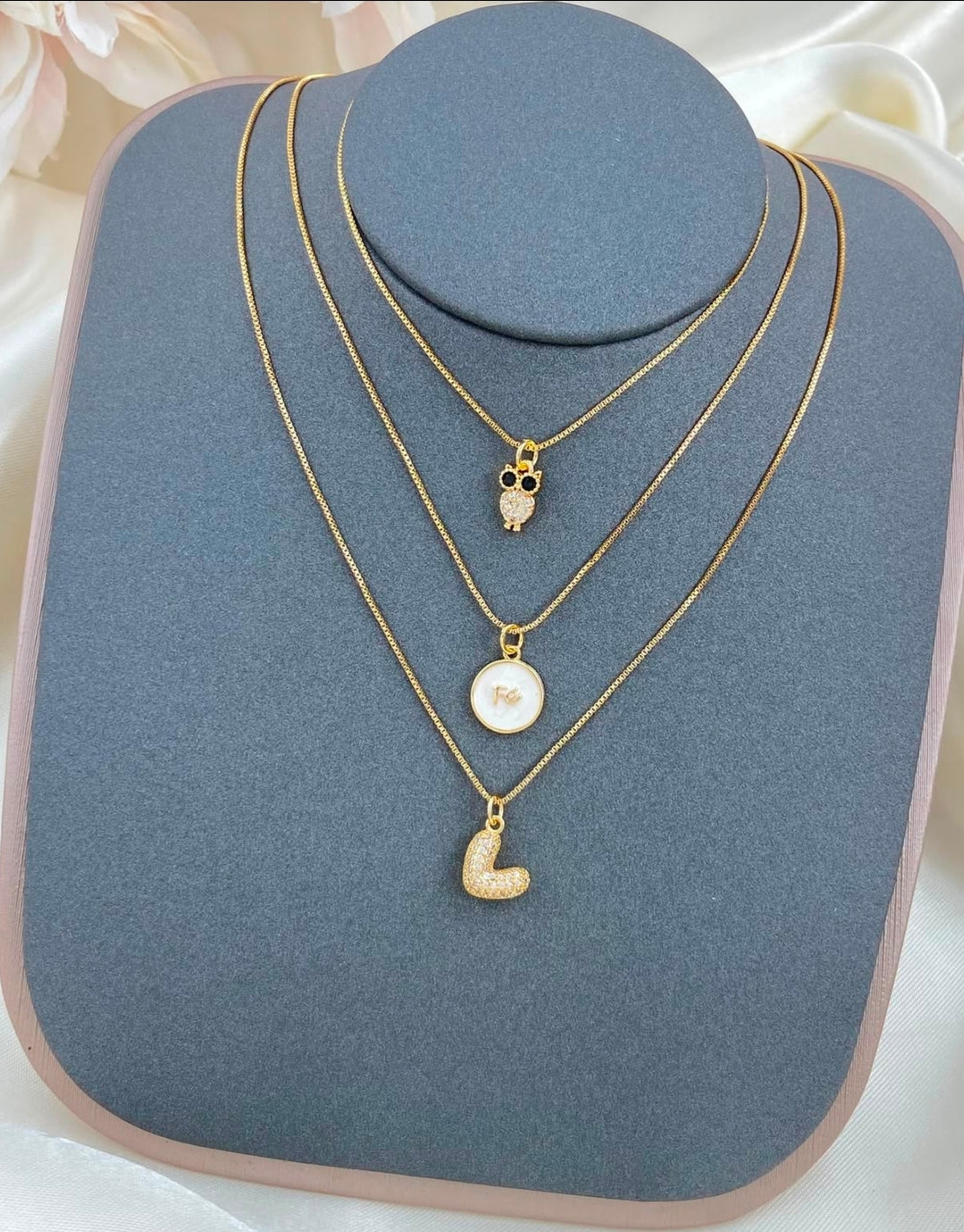 Nueva collection 😍 de cadenas con dije con baño de oro cada una $290 ♥️ordena la tuya antes de agoten 🇩🇴✨️