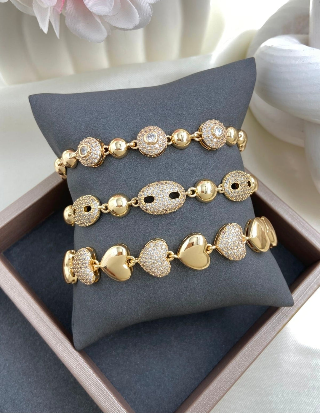Variedades de pulseras con baño de oro. $350 cada escribe para decir cual quieres, recibes una por $350. Gracias por tu compra.