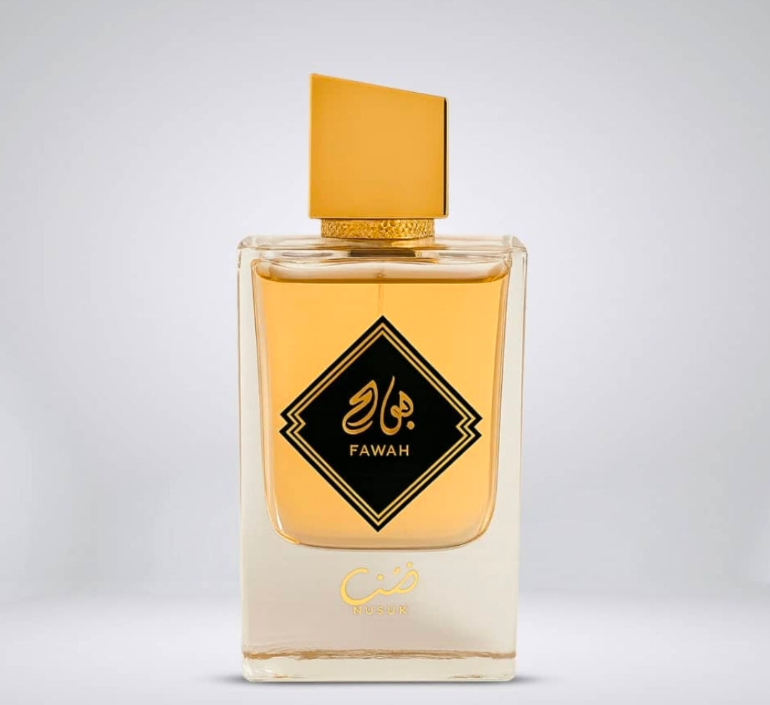 Fawah de Nusuk fusiona la riqueza tradicional de los aromas orientales con la frescura contemporánea. Es una fragancia versátil, cálida y con una fijación excepcional en la piel que te acompañará durante todo el día o en tus noches más especiales.