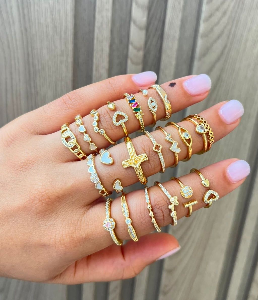 Anillos con baño de oro. Anillos hermosos y súper femeninos 💍💕
Dale un toque elegante y delicado a tu look con estos diseños 😍
💖 Diferentes estilos y colores
✨ Perfectos para combinar
🎁 Ideales para regalar