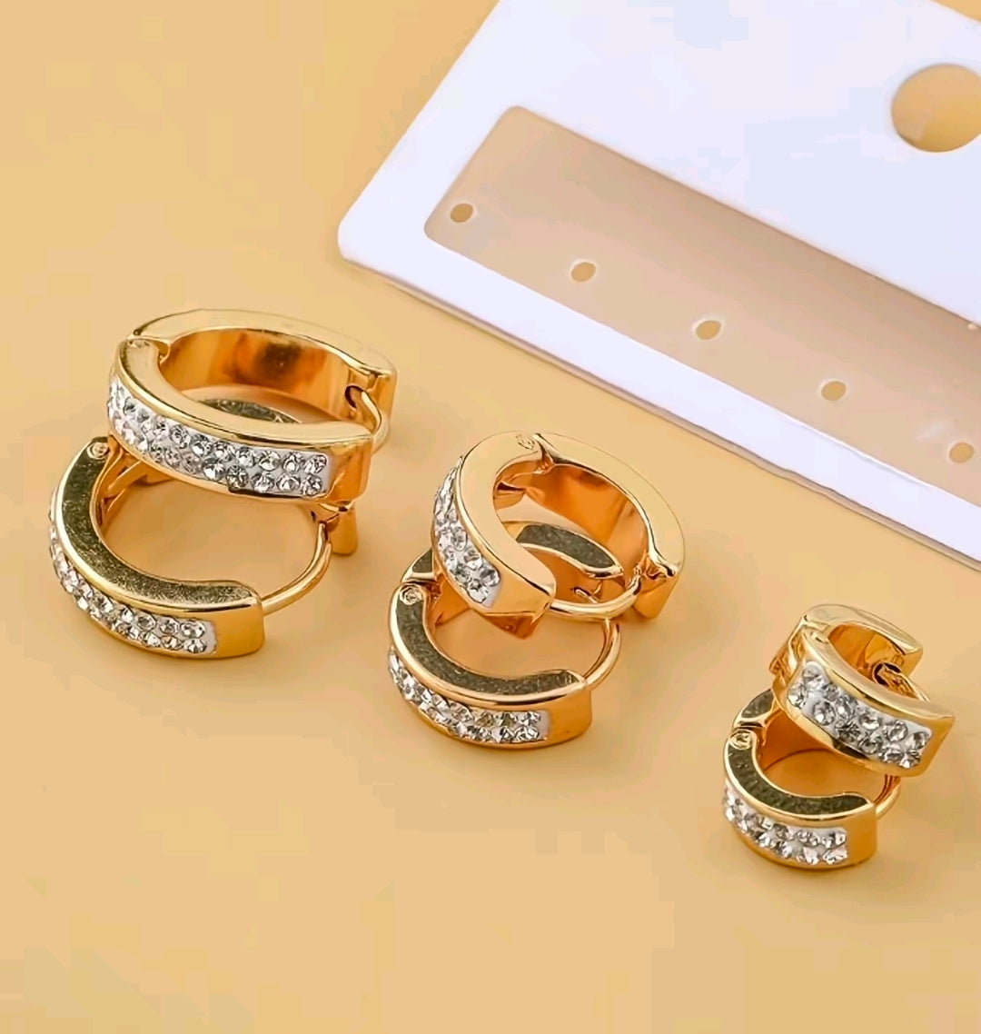 “Exquisito set de 3 pares de aretes de aro para mujeres, aretes tipo aro, aretes geométricos y aretes redondos tipo huggie con cierre de bisagra.”