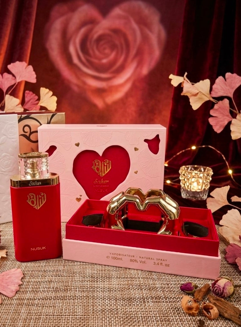 Saher de la casa de fragancias Nusuk, un aroma diseñado principalmente para mujeres que destaca por su llamativo empaque romántico.Un bouquet floral elegante compuesto por pétalos de rosa, jazmín absoluto y lirio de los valles.