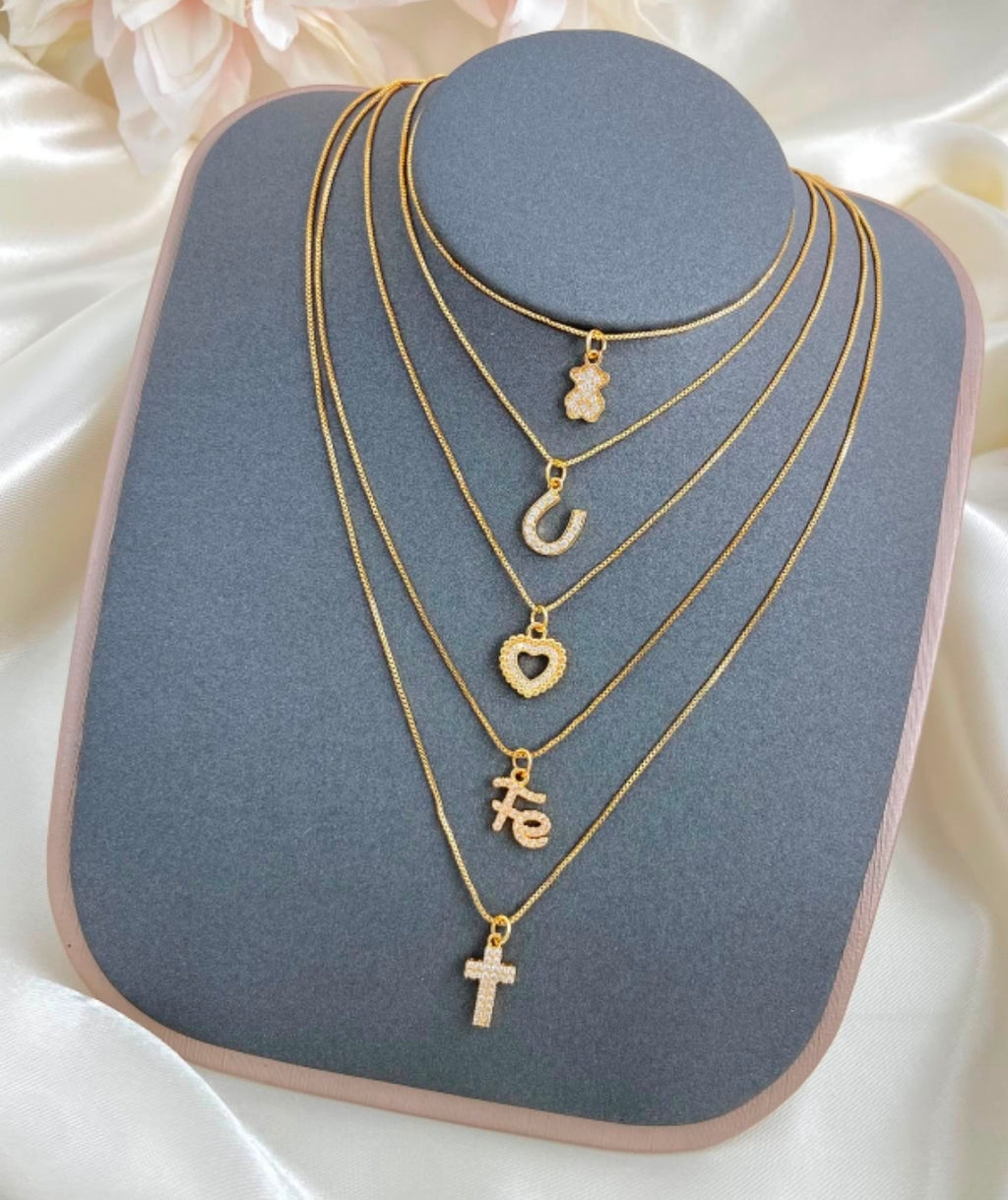 Nueva collection 😍 de cadenas con dije con baño de oro cada una $290 ♥️ordena la tuya antes de agoten 🇩🇴✨️