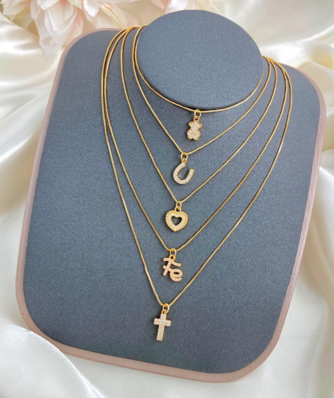Nueva collection 😍 de cadenas con dije con baño de oro cada una $290 ♥️ordena la tuya antes de agoten 🇩🇴✨️