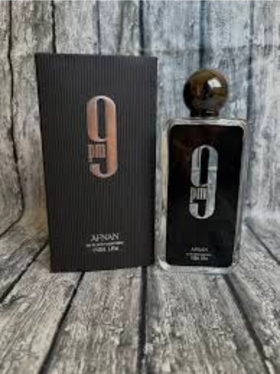 Afnan 9 PM, una fragancia de la familia olfativa Oriental Vainilla conocida por su perfil aromático dulce, cálido, seductor y marcadamente nocturno.100% Original.