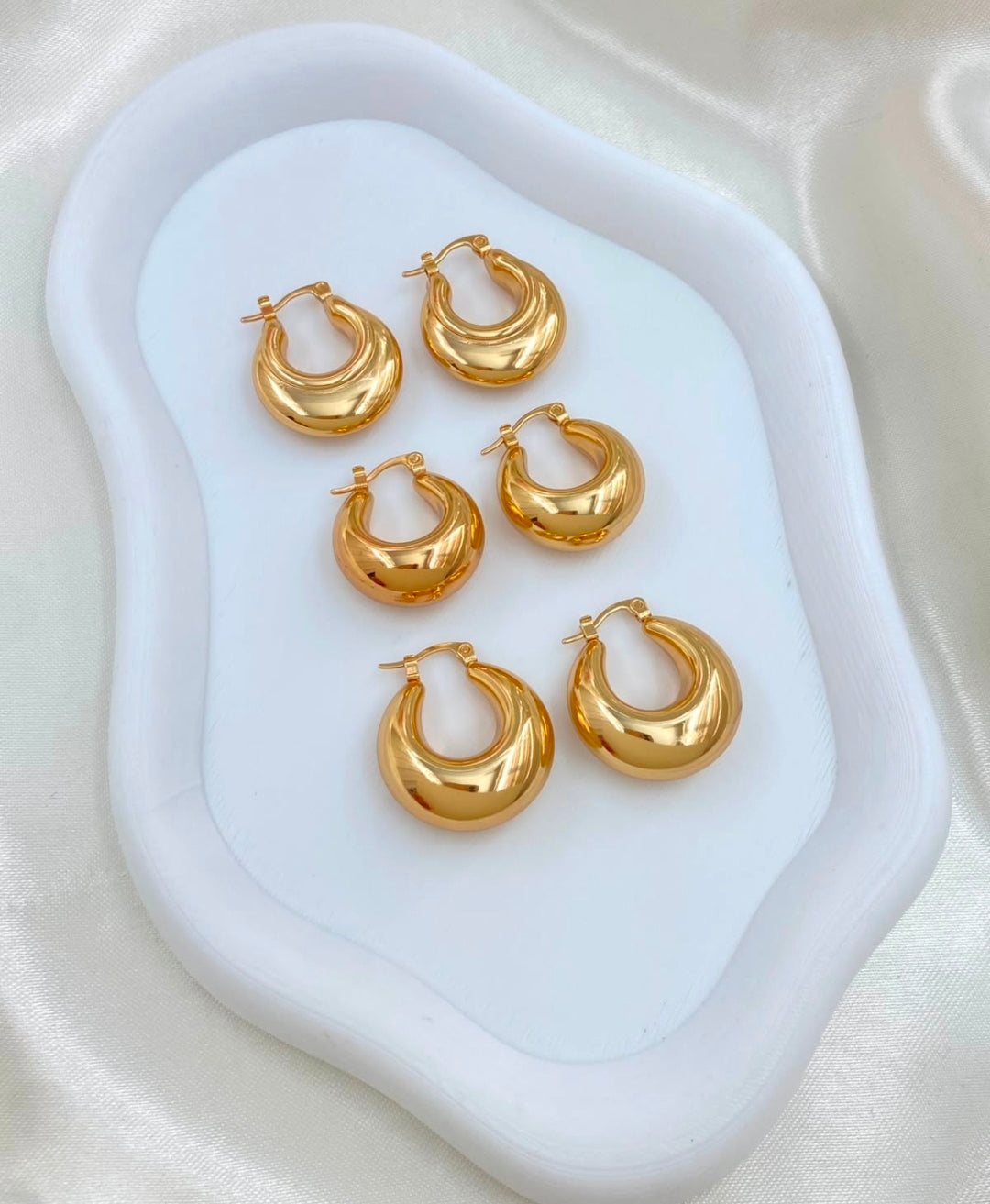Variedades de argollas con baño de oro por $450 pesos cada una, debe escribir cuando eligas su argolla, vas a recibir una por $450 Gracias por su compra.
