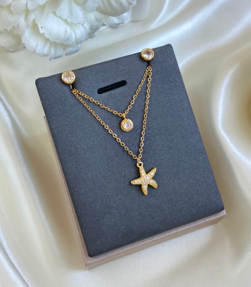 Variedades de juegos de cadenas y aretes con baño de oro por $425 escribe cual quieres y vas a recibir una por $425.  ♥️  Gracias por su compra