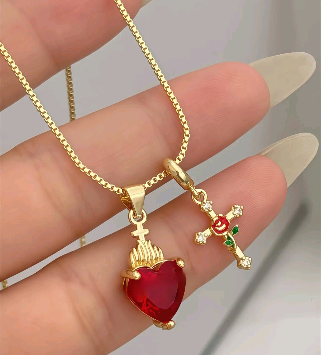 Elegante cadena con corazon y Cruz, ideal para regalo.