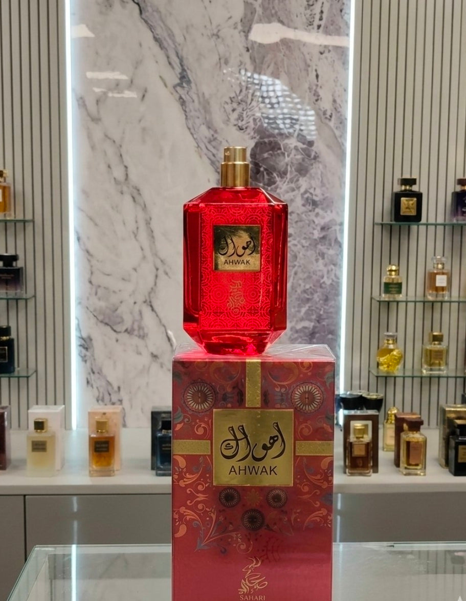 Ahwak de la casa Sahari es una fragancia árabe tipo Eau de Parfum (EDP) de 100 ml (3.4 oz), originaria de Dubái, Emiratos Árabes Unidos. Está diseñada bajo un concepto de romance atemporal, sofisticación y elegancia.
