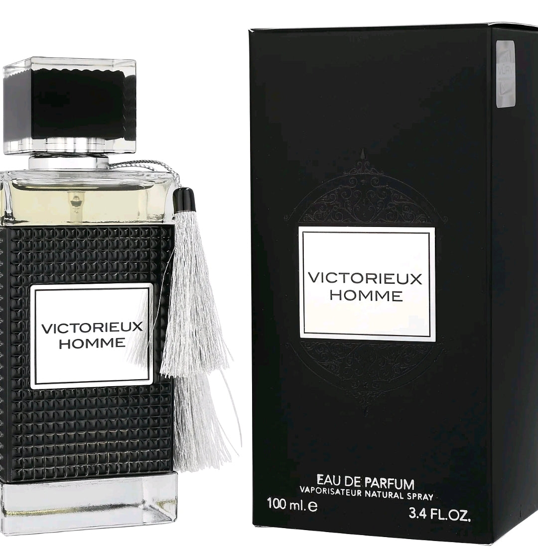 Victorieux Homme de Vürv es un perfume audaz, enérgico y profundamente masculino Lyko. Creado para el hombre moderno que irradia fuerza, liderazgo y seguridad en sí mismo, esta joya de la perfumería árabe ofrece una apertura cítrica e intensa.🖤