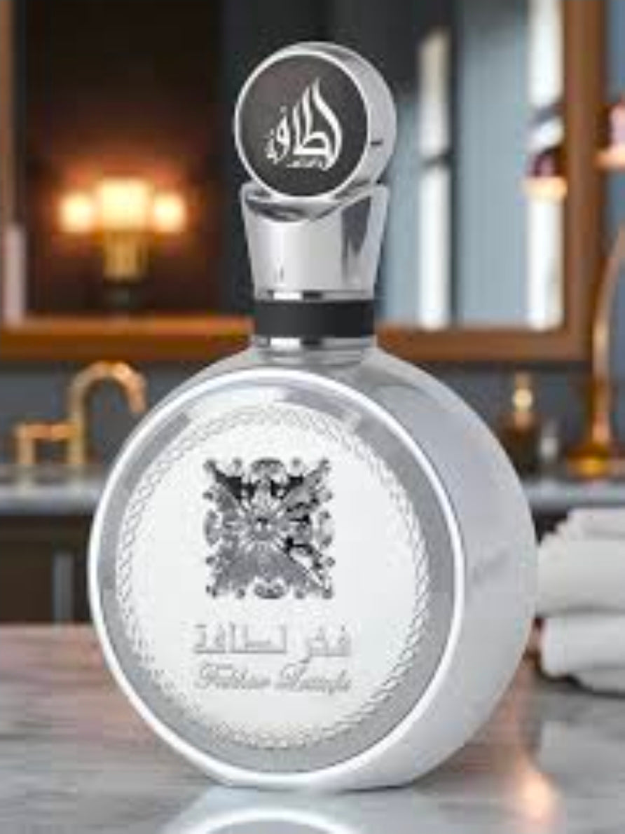 Fakhar Platin de Lattafa Perfumes. Notas de Salida (Primer impacto): Bergamota, pimienta rosa y cardamomo.Notas de Corazón (Cuerpo de la fragancia): Guayaba, lavanda y jengibre.Notas  (Permanencia en piel): Incienso, palo santo y sándalo.100% Original