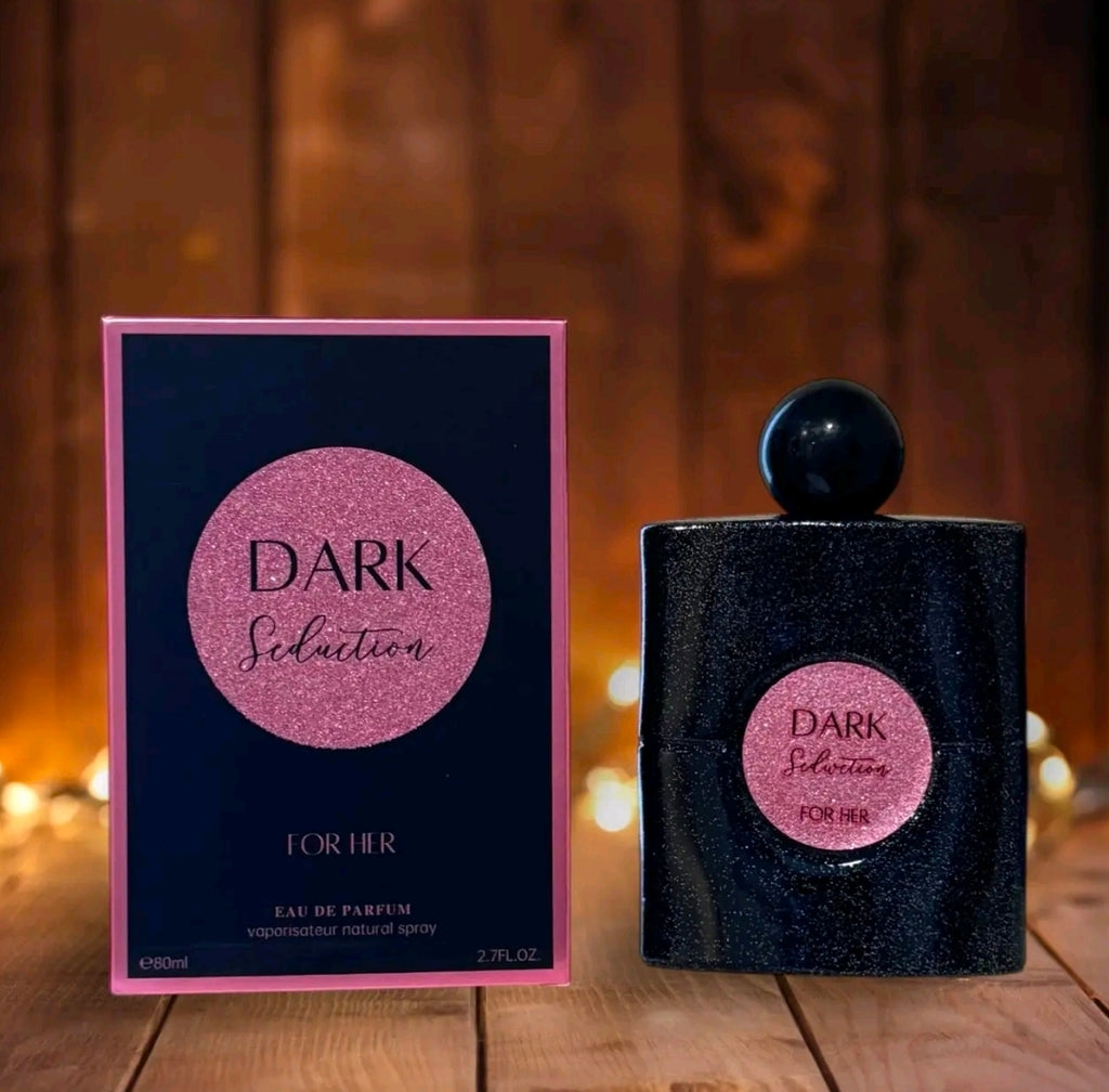 Dark Seduction For Her, un Eau de Parfum de 80 ml (2.7 FL.OZ.)Es un aroma misterioso, sensual e indulgente, ideal para quienes disfrutan de los perfumes gourmand con un toque vibrante y profundo. Inspiración