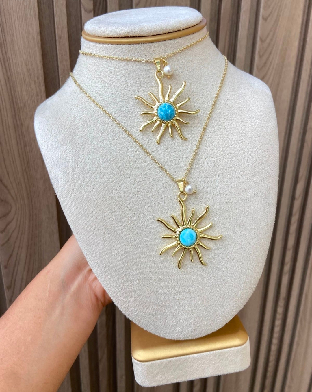 Cadena con larimar y baño de oro $875 cada una, escribir para decir cual quiere. Gracias por su compra.