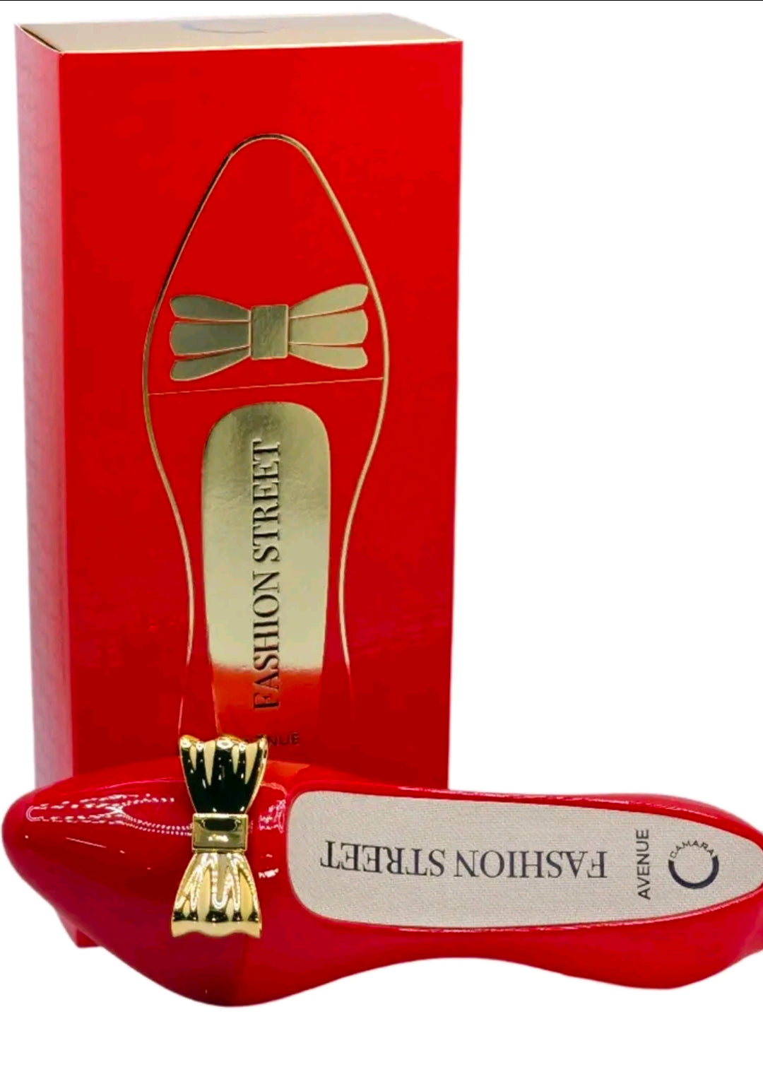 Fashion Street Avenue Eau de Parfum está diseñado como un aroma intenso, seguro y glamoroso, ideal para salidas nocturnas o eventos especiales donde se busca dejar una estela elegante y seductora. 100 ml. 100% Original.