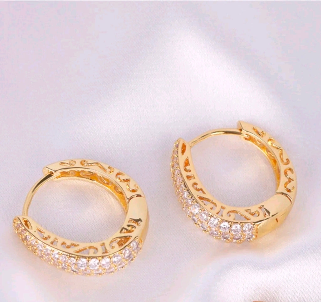 Argolla chapada en 14k, redondas, diseño moderno perfectas para uso diario.