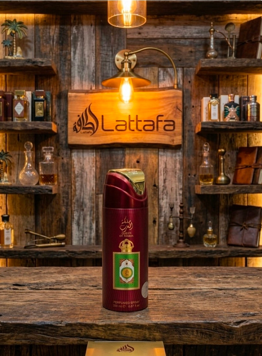 Lattafa Pride Queen of Arabia Perfumed Spray (200 ml), un body spray femenino de la línea de lujo de Lattafa. Destaca por su perfil olfativo exótico, dulce y tropical con una presentación en tonos guinda.